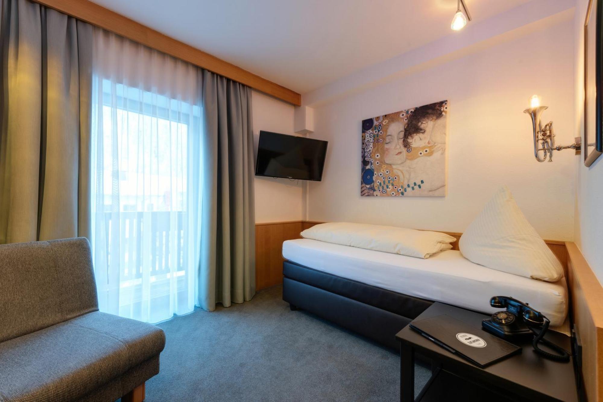 Hotel Pension Kirchplatz Sankt Anton am Arlberg Kültér fotó